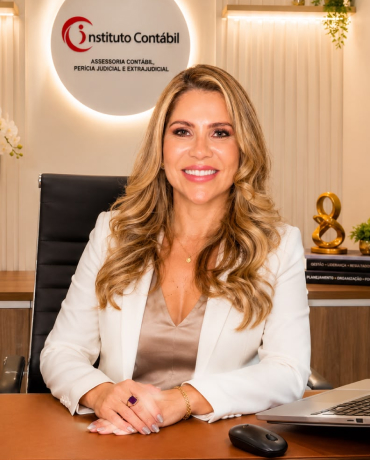 Contadora do escritório de contabilidade em Macapá em seu ambiente de trabalho
