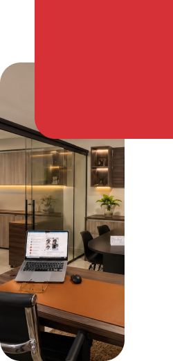 Sala de reunião do escritório com notebook sobre a mesa